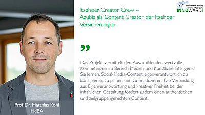 Das Bild zeigt Prof. Dr. Matthias Kohl von der HdBA. Er spricht über das Projekt "Itzehoer Creator Crew", das Azubis Fähigkeiten in Medien und Künstlicher Intelligenz vermittelt. Es betont die eigenverantwortliche Erstellung und kreative Gestaltung von Social-Media-Content.