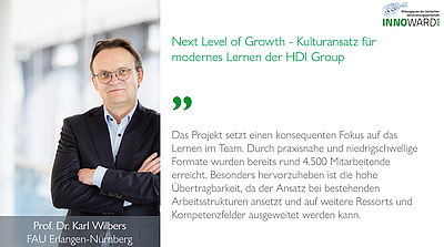 Alternative Text: Ein Mann in einem Anzug steht mit verschränkten Armen und schaut zur Kamera. Neben ihm steht ein Textblock mit dem Titel "Next Level of Growth" und einem Zitat über modernes Lernen im Team. Darunter sind sein Name und die Institution aufgeführt.