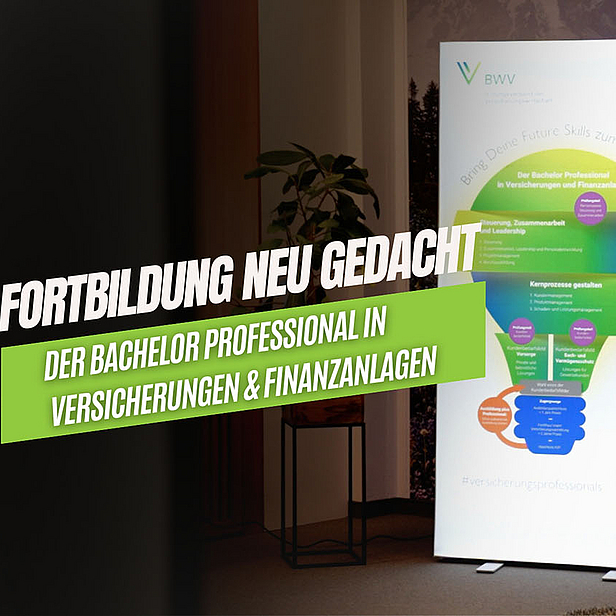 Ein Roll-up-Banner, das Informationen über einen neuen Bachelor-Studiengang in Versicherungen und Finanzanlagen präsentiert. Der Slogan „Fortbildung neu gedacht“ ist prominent platziert. Das Banner enthält eine farbige Grafik, die verschiedene Studieninhalte darstellt, und einen QR-Code für weitere Informationen.