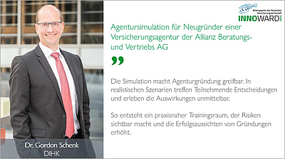 Bildbeschreibung: Ein lächelnder Mann mit Brille und Anzug steht in einem modernen Büro. Rechts ist ein Textfeld mit Informationen über eine Agentursimulation für Neugründer einer Allianz Versicherungsagentur. Dr. Gordon Schenk von der DIHK wird genannt.