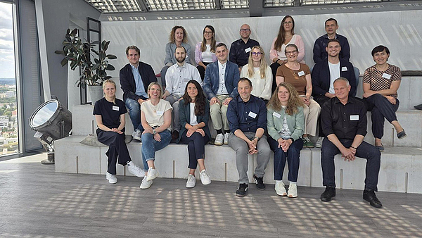 Mit Weitblick über München sowie Ein- und Ausblick in das Projekt Demokratiebildung in der Ausbildung Mit Weitblick über München sowie Ein- und Ausblick in das Projekt Demokratiebildung in der Ausbildung