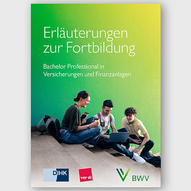 Das Bild zeigt einen Flyer mit dem Titel "Erläuterungen zur Fortbildung". Es wird ein Bachelor Professional in Versicherungen und Finanzanlagen angeboten. Im Hintergrund sitzt eine Gruppe von drei Personen, die sich mit mobilen Geräten beschäftigt.