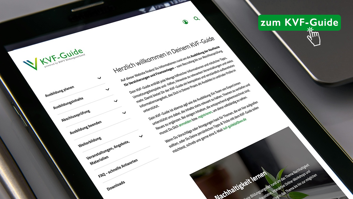 Auf einem Tablet ist die Titelseite des "KVF-GUIDE" zu sehen, die inklusive Erklärungen der Ausbildungseinrichtungen bietet. Zwei Personen sind abgebildet, die mit einem Puzzle aus grünen Teilen arbeiten. Rechts befindet sich ein Hinweis mit der Aufschrift "Zum KVF-Guide".